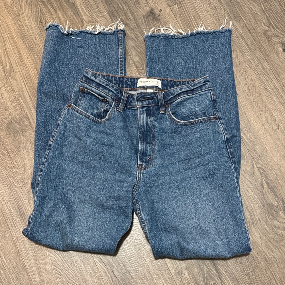 Abercrombie High Rise 90’s Relaxed Jean (curve love)